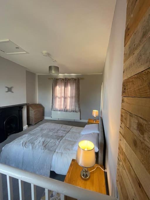 Brady'S Glastonbury Beautiful Pad Great Location! Extérieur photo