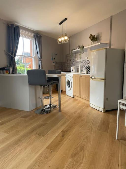 Brady'S Glastonbury Beautiful Pad Great Location! Extérieur photo