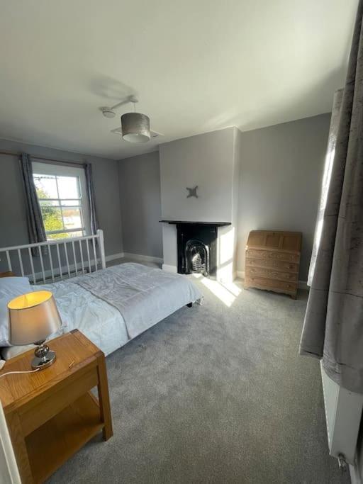 Brady'S Glastonbury Beautiful Pad Great Location! Extérieur photo